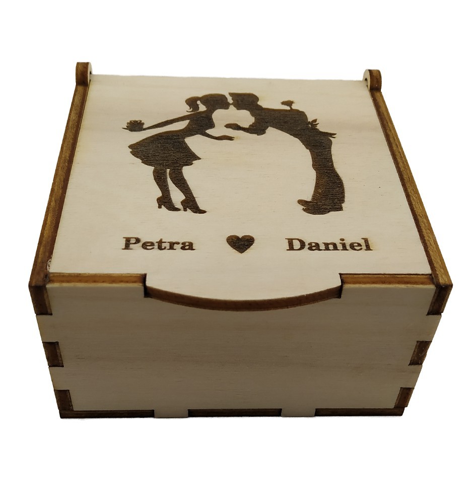 Personalizirana lesena darilna škatla. Popolno darilo za Valentinovo.