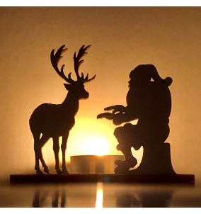 Kerzenhalter Weihnachtsmann und Rentier wärmen sich am Feuer - Vorderansicht mit brennender Kerze