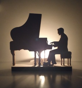 Unikaten lesen svečnik - stojalo za svečke pianist s svečko