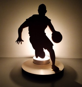 Einzigartiger Holzkerzenhalter / Ständer Basketballspieler Dribbling - mit brennender Kerze