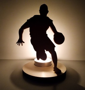Unikatni leseni svečnik - stojalo za svečke v obliki igralca košarke, ki vodi žogo - prižgana svečka