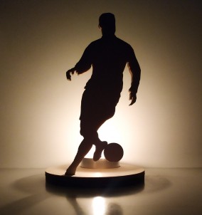 Einzigartiger Holz kerzenhalterFußballspieler Dribbling - mit brennender Kerze