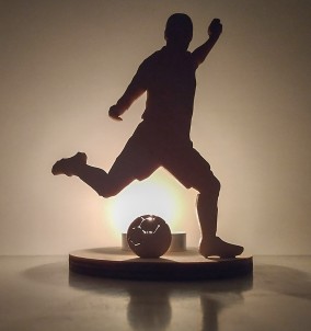 Unikatni leseni svečnik / stojalo za svečke - nogometaš strelja na gol - s prižgano svečko