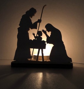 Weihnachtskrippe Kerzenhalter - Vorderansicht mit Kerze