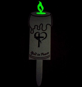 Lesena sveča križ - s svetlečim plamenom z napisom in motivom po želji