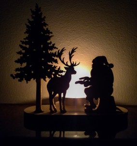 Božična dekoracija - svečnik božiček z jelenčkom - s svečko