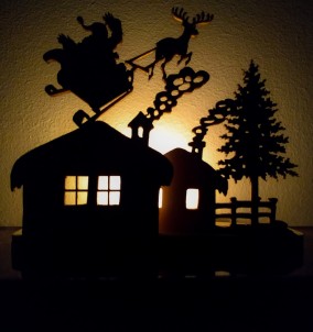 Božična dekoracija - svečnik božiček na saneh s svečko