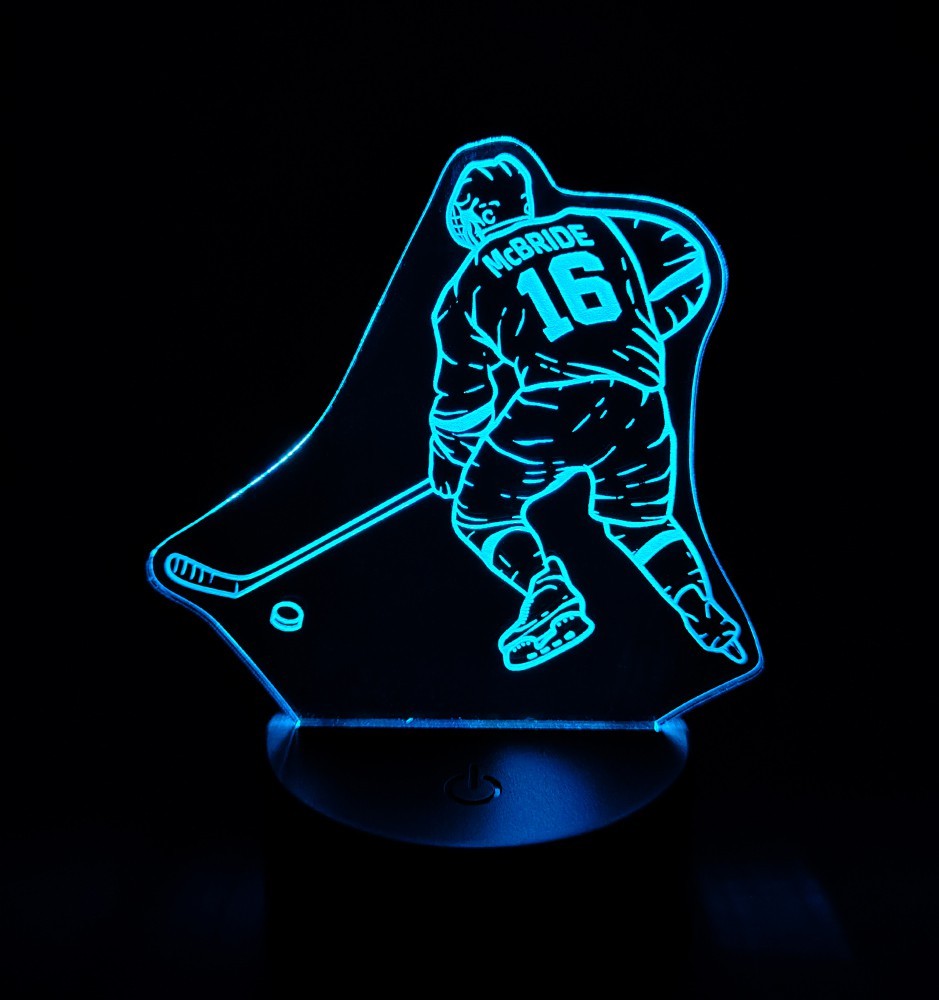 Personalizirana nočna lučka hokejista - 3D LED svetilka v obliki hokejista v modri barvi. Izbira imena in številke. Personalizirana nočna lučka hokejista - 3D LED svetilka v obliki hokejista v modri barvi. Izbira imena in številke.