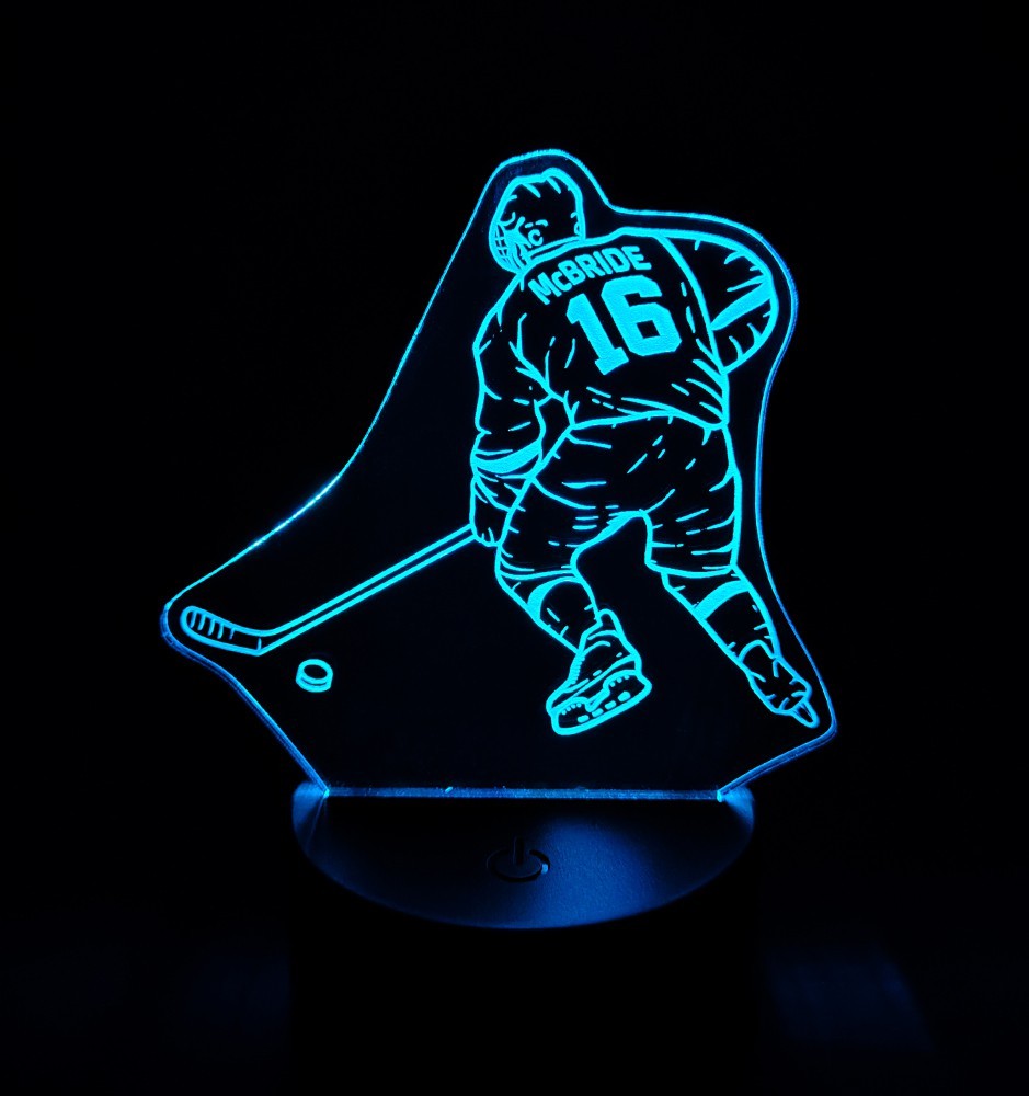 Personalizirana nočna lučka hokejista - 3D LED svetilka v obliki hokejista  v modri barvi. Izbira imena in številke.