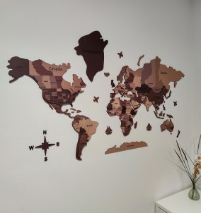 Lesen zemljevid sveta nameščen na steni v spalnici, ki prikazuje barve in podrobnosti zemljevida.