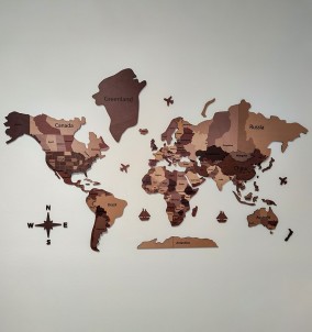 Leseni zemljevid sveta nameščen na steni v dnevni sobi, ki polepša dekoracijo doma.