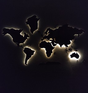 Eine Ansicht unserer Holzweltkarte mit LED-Hintergrundbeleuchtung, die die beeindruckende Anzeige im Dunkeln zeigt