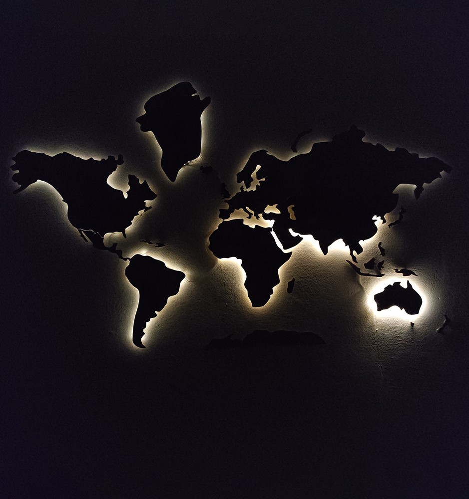 Eine Ansicht unserer Holzweltkarte mit LED-Hintergrundbeleuchtung, die die beeindruckende Anzeige im Dunkeln zeigt Eine Ansicht unserer Holzweltkarte mit LED-Hintergrundbeleuchtung, die die beeindruckende Anzeige im Dunkeln zeigt